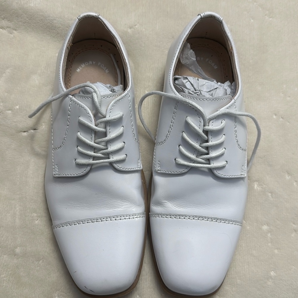 Florsheim kids shoes size 2.5 only worn once.